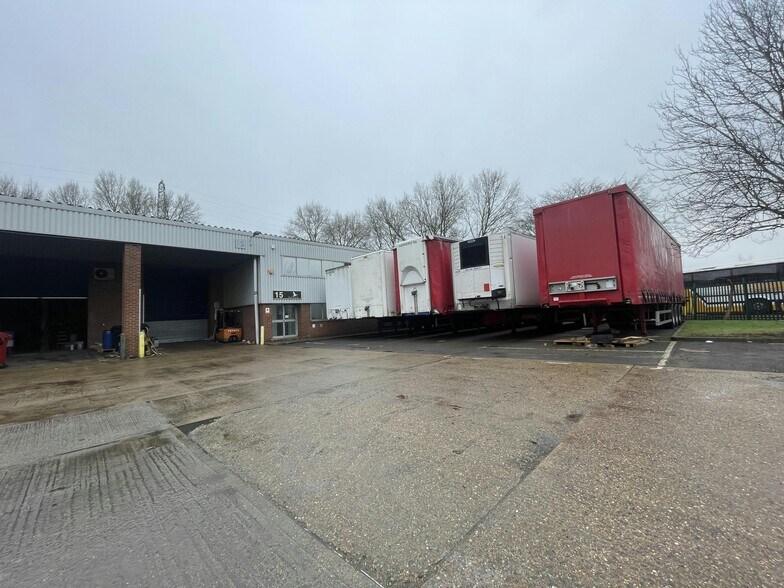 Farmbrough Clos, Aylesbury to rent - Building Photo - Image 3 of 39