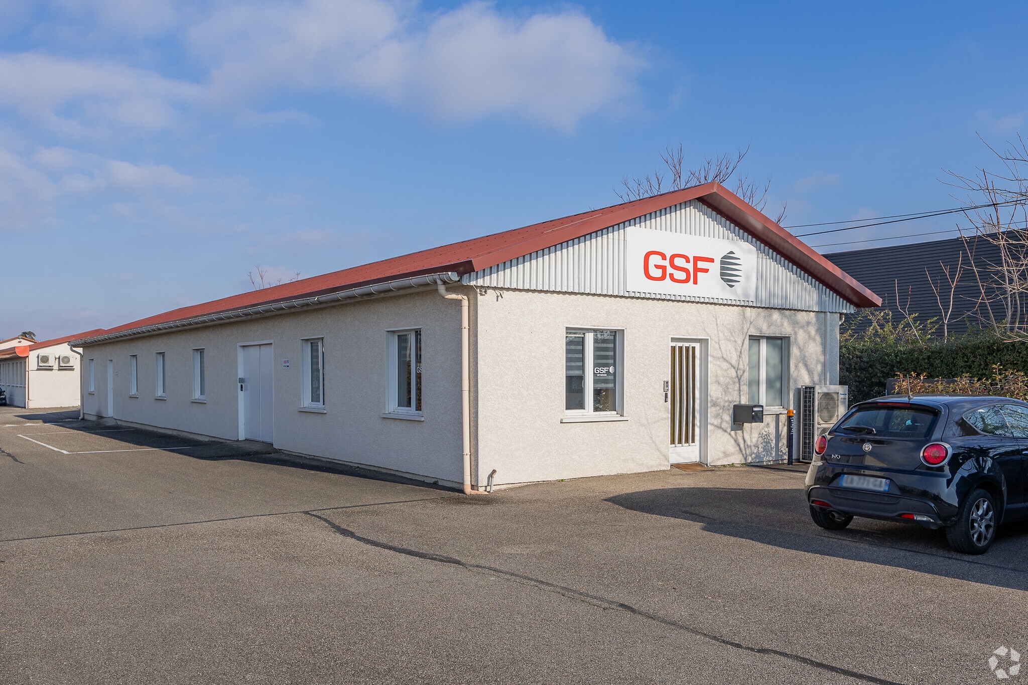 Light Industrial in Décines-Charpieu to rent Building Photo- Image 1 of 4