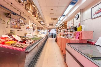 Retail in Madrid, Madrid to rent Interior Photo- Image 2 of 7