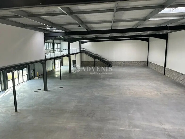 Light Industrial in Saint-Laurent-de-Mure to rent - Interior Photo - Image 1 of 9