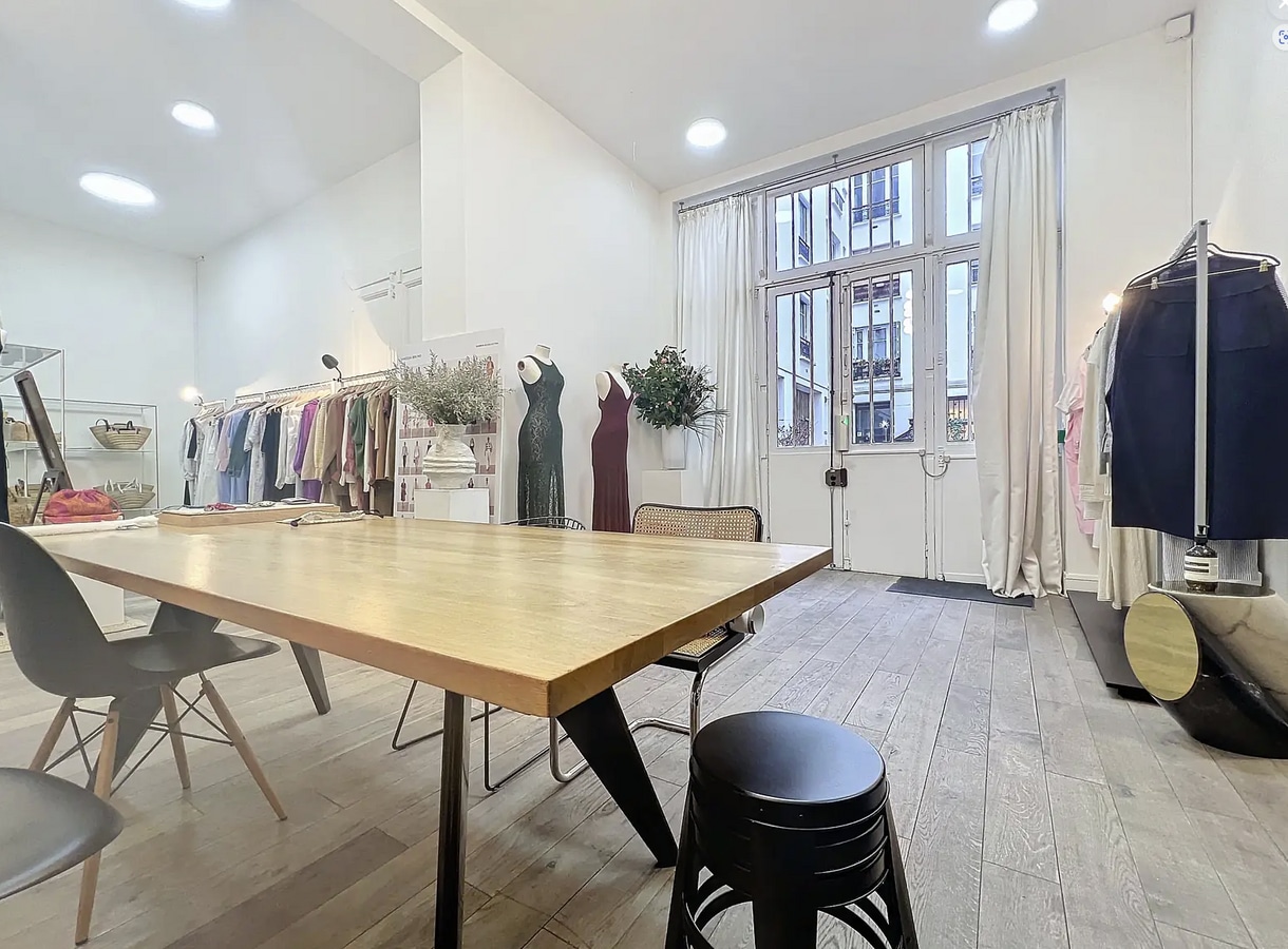 Paris, PAR 75002 - - - Interior Photo - Image 1 of 4