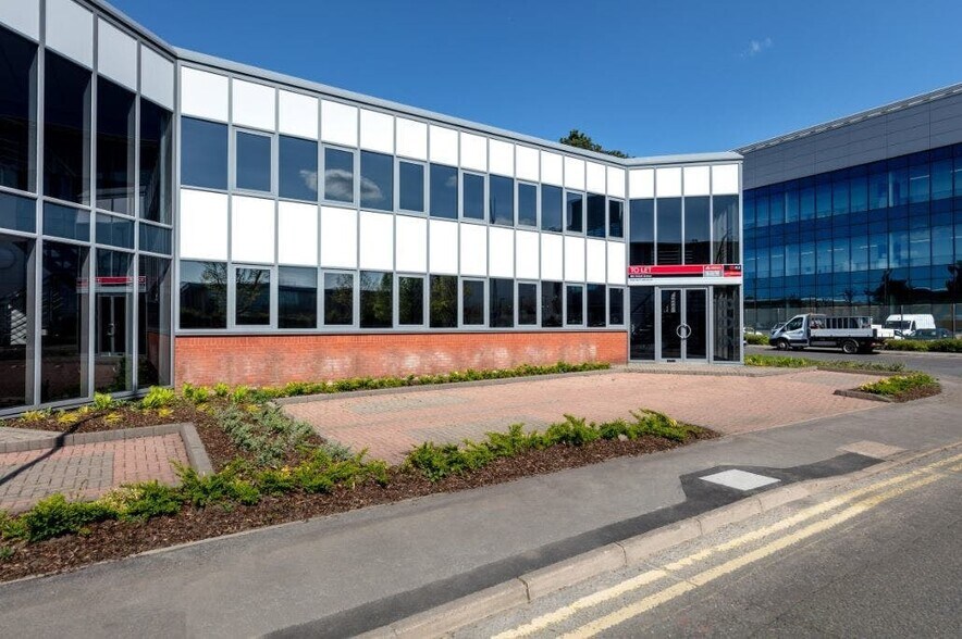 804-806 Oxford Ave, Slough to rent - Building Photo - Image 2 of 12