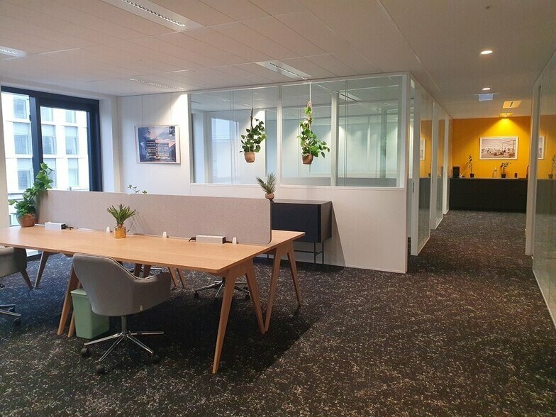 Office in Montigny Le Bretonneux to rent - Interior Photo - Image 3 of 11