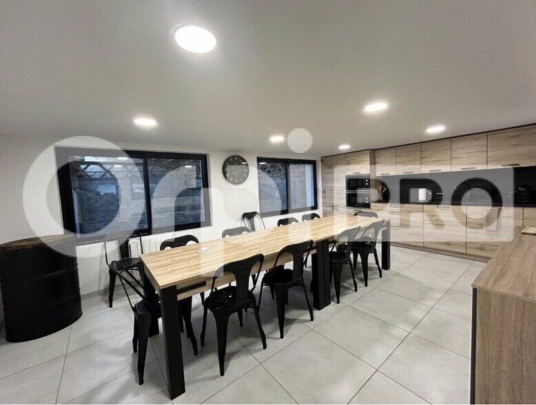 Light Industrial in Neuville Sur Saone to rent - Building Photo - Image 3 of 18
