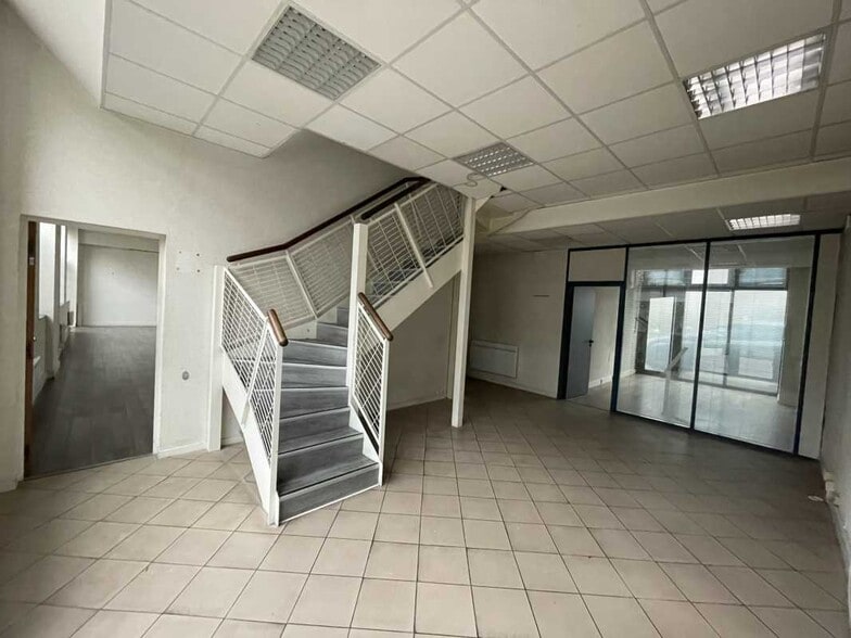 Light Industrial in Vanves to rent - Interior Photo - Image 2 of 11