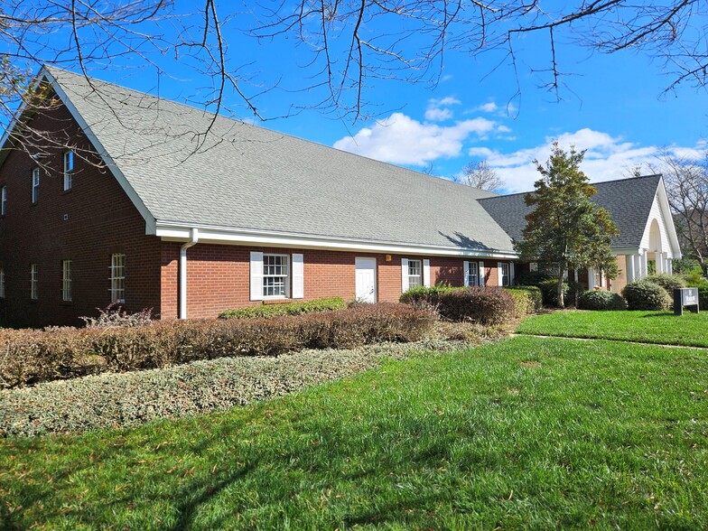 800 Beverly Hanks Ctr, Hendersonville, NC for sale - Building Photo - Image 3 of 10