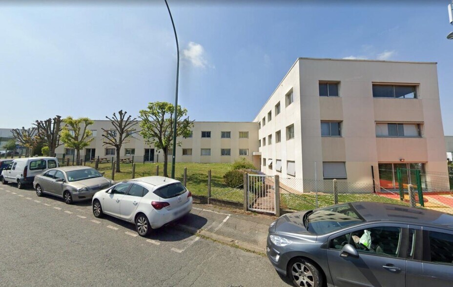 4 Rue Des Frères Lumière, Plaisir to rent - Building Photo - Image 1 of 2