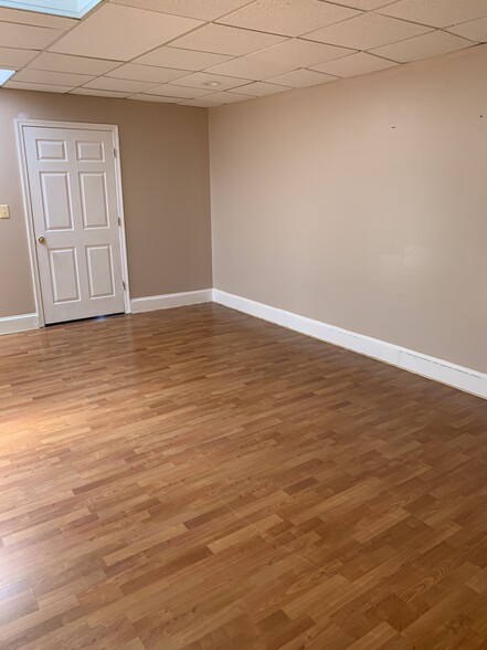 354 Maple Ave W, Vienna, VA for rent - Interior Photo - Image 3 of 34