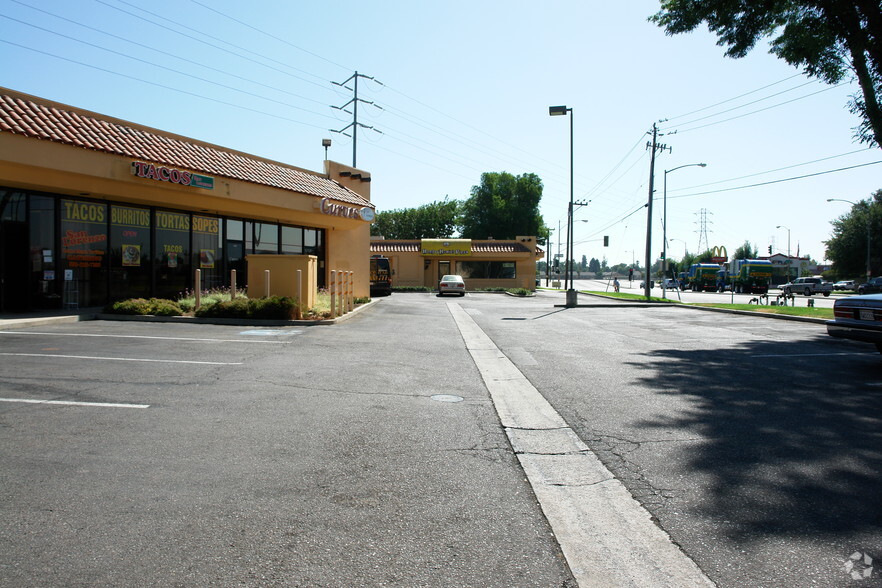 1418-1464 W Ashlan Ave, Fresno, CA for rent - Primary Photo - Image 2 of 4