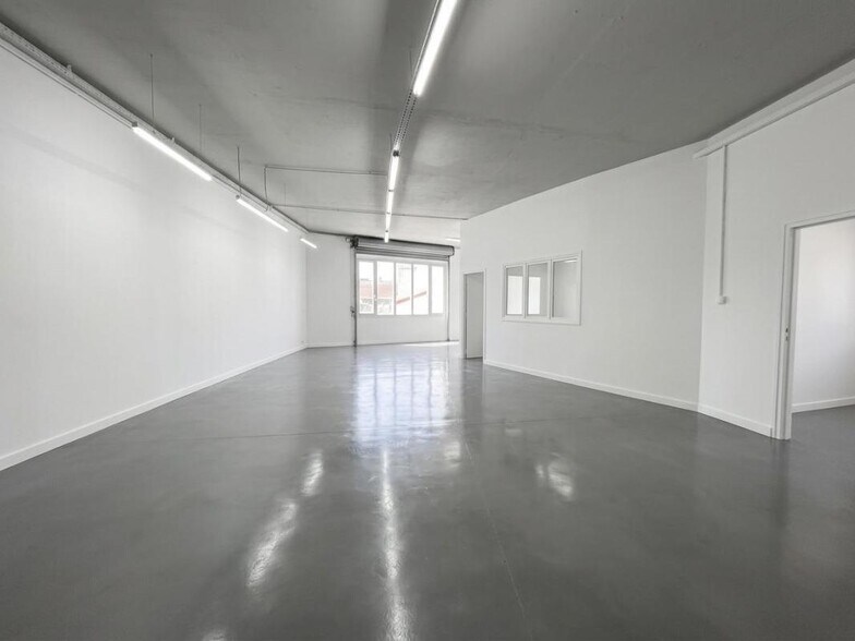 Light Industrial in Paris to rent - Interior Photo - Image 3 of 5