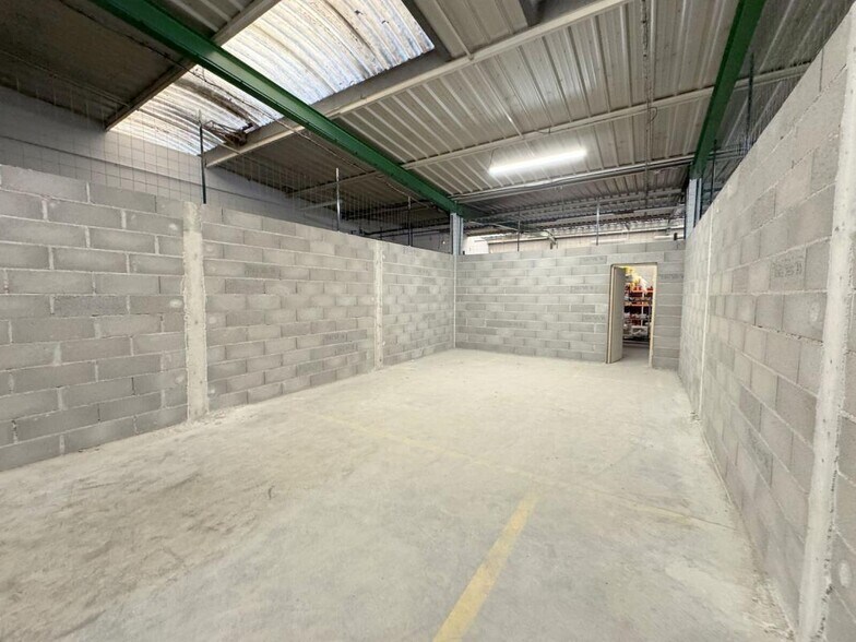 Light Industrial in Sartrouville to rent - Interior Photo - Image 3 of 8