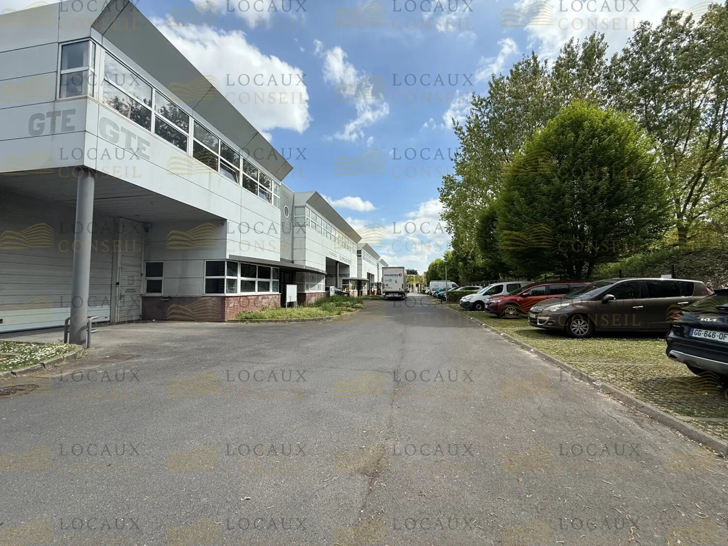 Light Industrial in Bondy to rent Building Photo- Image 1 of 6
