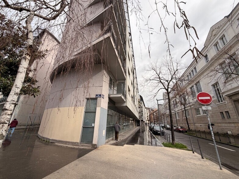 Retail in Lyon to rent - Building Photo - Image 2 of 25