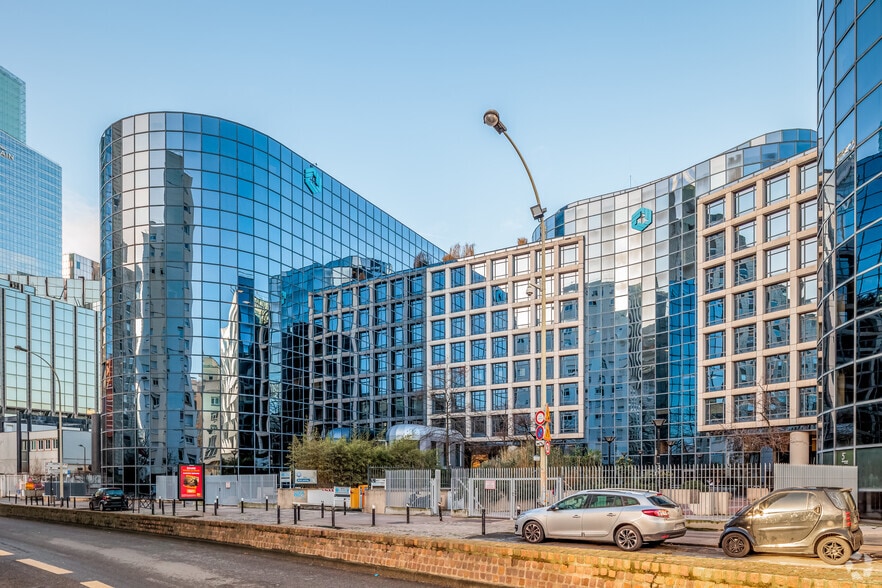 47 Rue Louis Blanc, Courbevoie to rent - Building Photo - Image 2 of 11