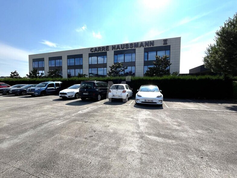 Office in Lieusaint to rent - Building Photo - Image 3 of 9