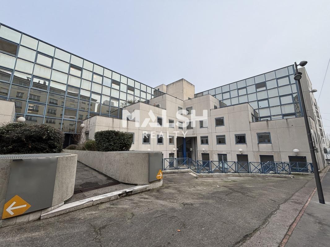 Office in Caluire-et-Cuire to rent Building Photo- Image 1 of 10