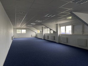 9 Avenue Du Maréchal De Lattre De Tassigny, Meyzieu for sale Interior Photo- Image 1 of 1