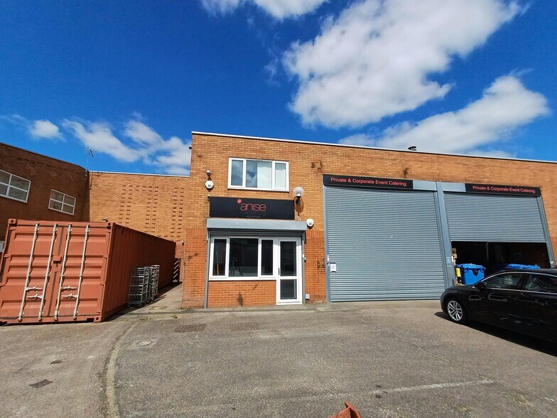 Rutherford Way, Crawley to rent - Building Photo - Image 1 of 8