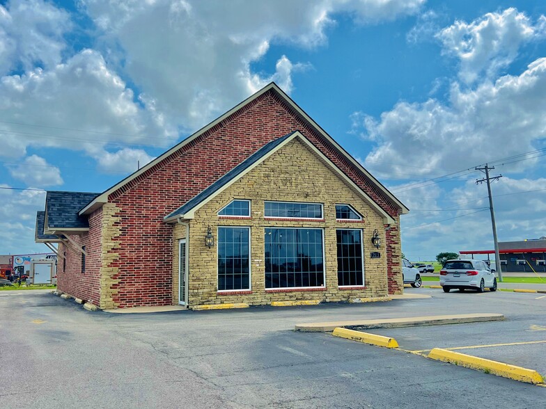 7523 Us-277 Hwy, Elgin, OK for rent - Building Photo - Image 2 of 11