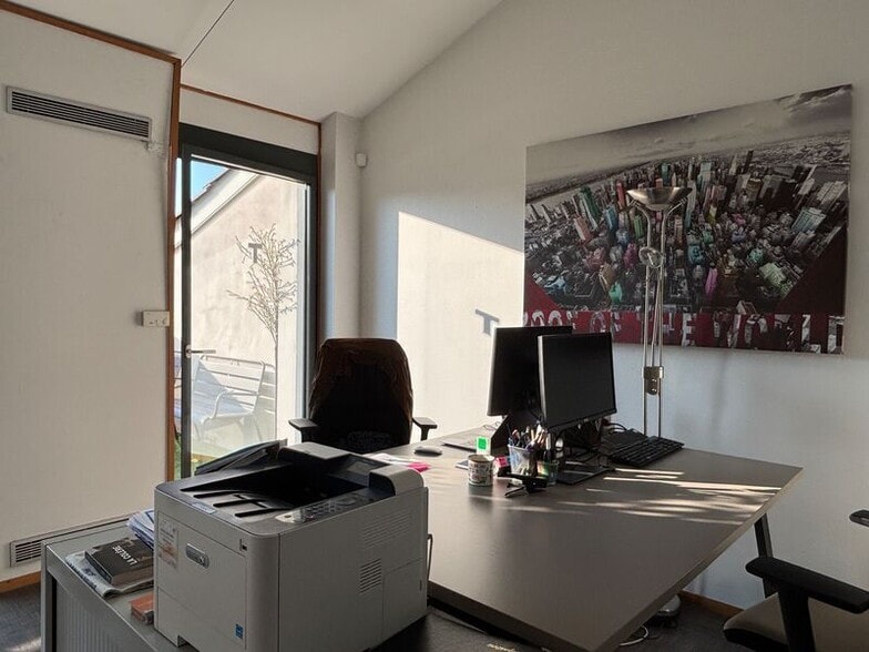 Office in Lyon to rent - Building Photo - Image 2 of 8