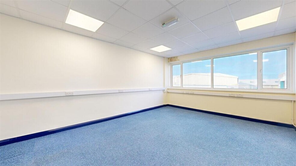 South Way, Portland to rent - Interior Photo - Image 3 of 23