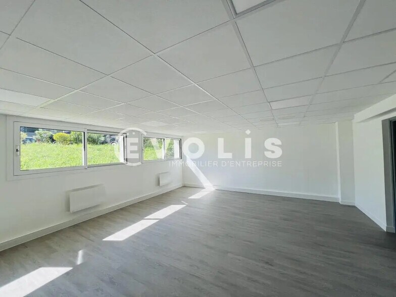 Office in Maisons-Alfort to rent - Building Photo - Image 1 of 11