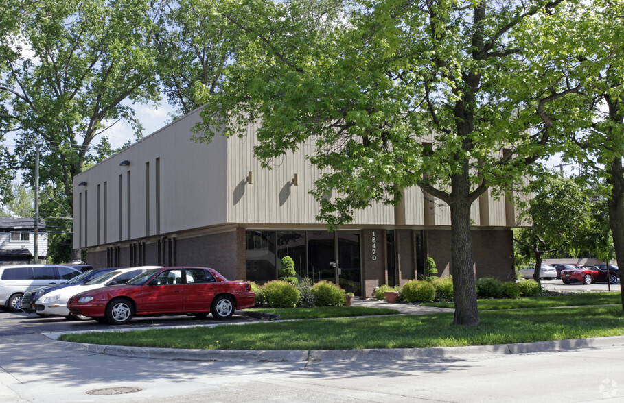 18470 W 10 Mile Rd, Southfield, MI for rent - Primary Photo - Image 1 of 4