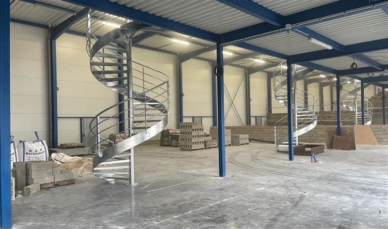 Light Industrial in Courtry to rent - Interior Photo - Image 2 of 5