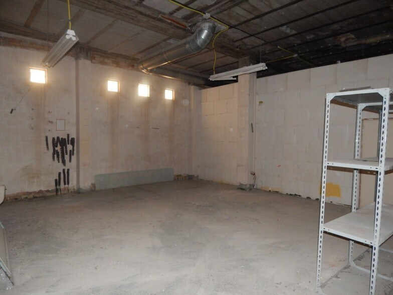 Retail in Ontinyent, Valencia to rent - Building Photo - Image 3 of 11