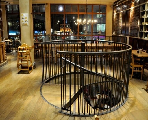 83-85 Notting Hill Gate, London to rent - Interior Photo - Image 3 of 9