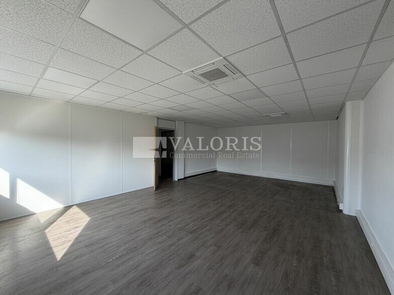 Light Industrial in Vaulx-en-Velin to rent - Interior Photo - Image 3 of 12
