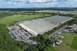 Harrogate Rd, Yeadon to rent Building Photo- Image 2 of 3