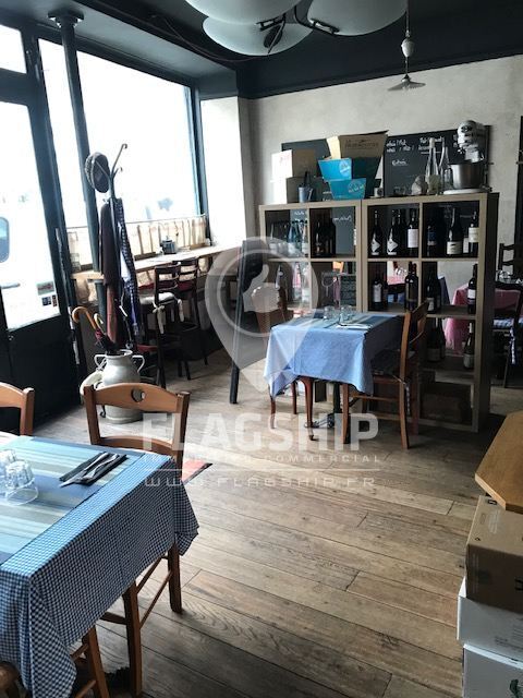 Retail in Puteaux to rent Interior Photo- Image 1 of 9
