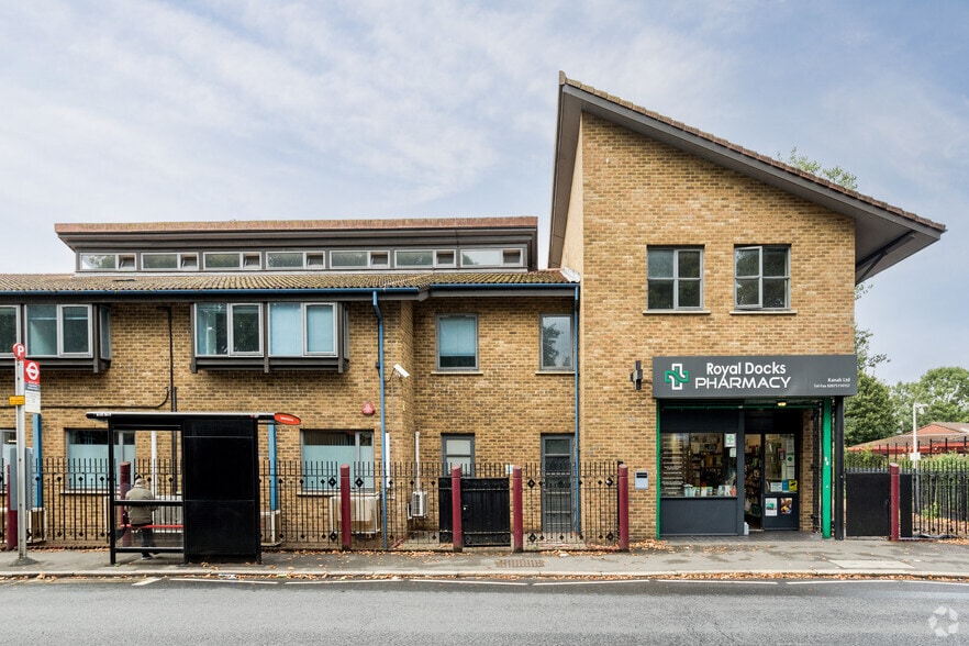 21-23 East Ham Manor Way, London to rent - Building Photo - Image 3 of 4