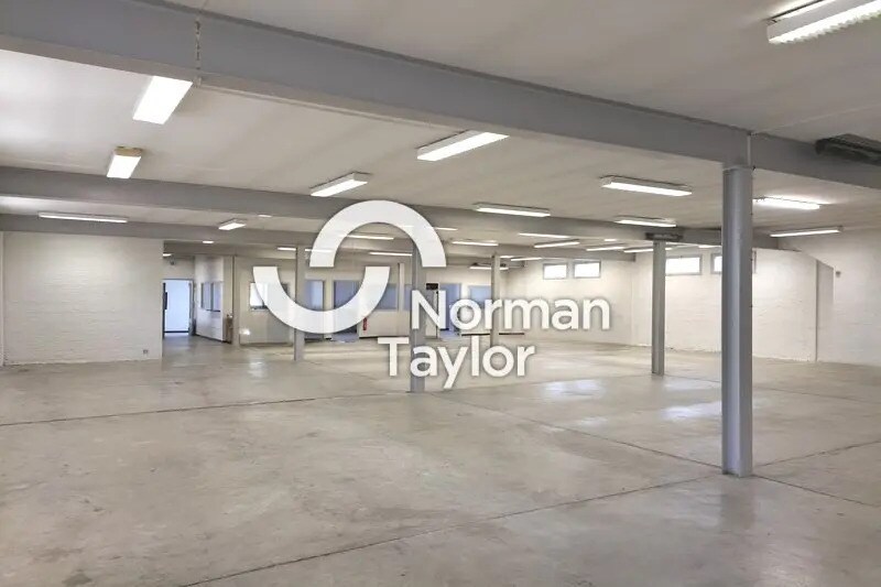 Location Local d'activités 750 m² - Photo 1