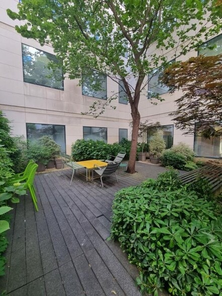 Office in Issy-les-Moulineaux to rent - Building Photo - Image 2 of 4