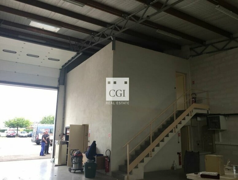 Light Industrial in Chassieu to rent - Interior Photo - Image 3 of 7