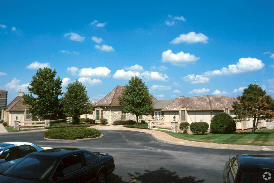 4707 College Blvd, Leawood, KS for rent - Building Photo - Image 1 of 2