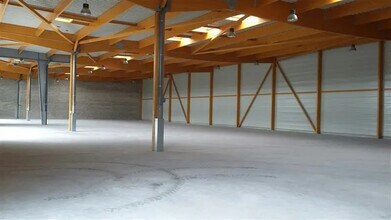 Light Industrial in Élancourt to rent Building Photo- Image 1 of 4