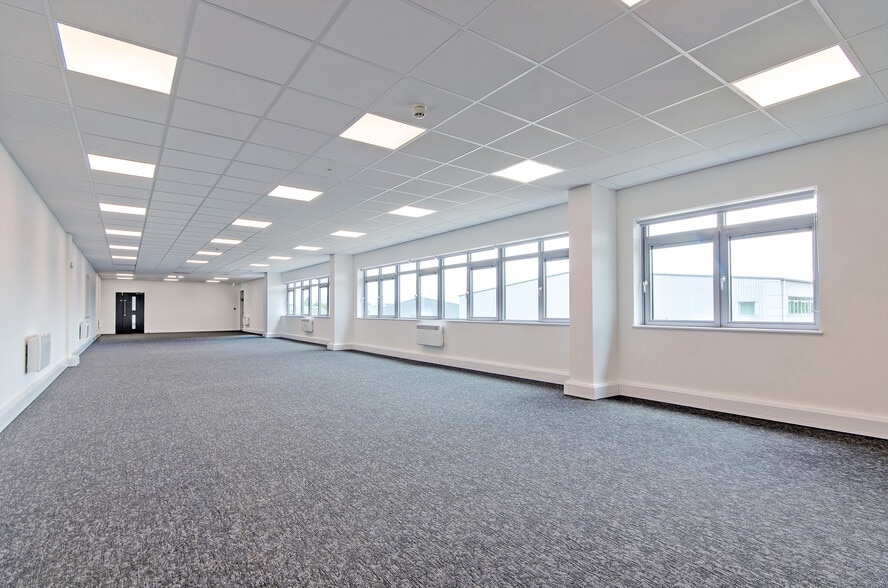 Whittenham Clos, Slough to rent - Building Photo - Image 3 of 4