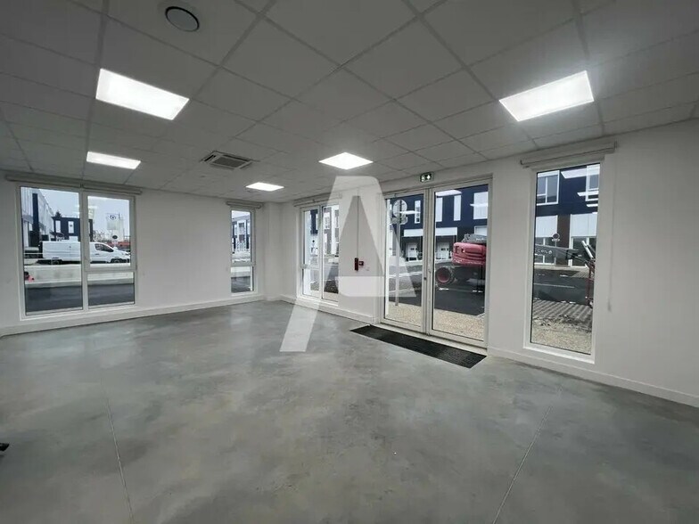 Light Industrial in Moissy-Cramayel to rent - Interior Photo - Image 2 of 5