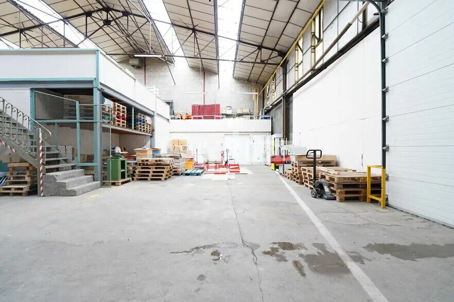 Light Industrial in Villefranche-sur-Saône to rent - Building Photo - Image 2 of 21