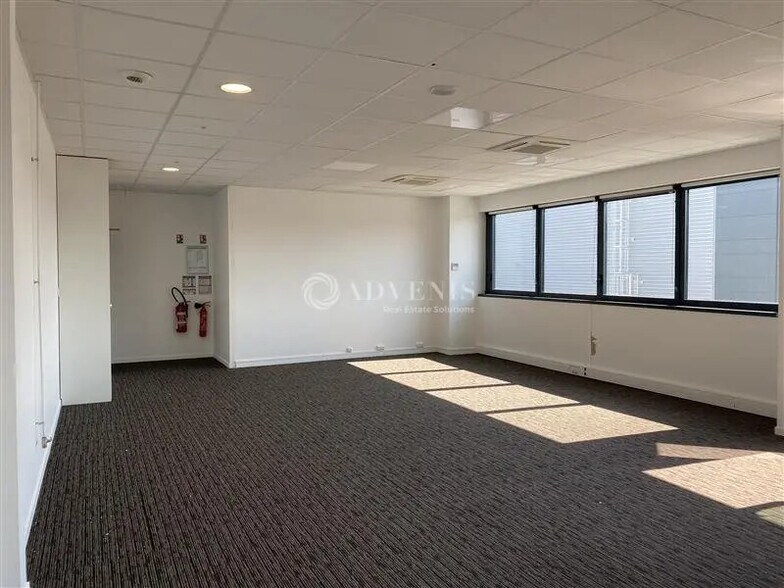 Office in Meyzieu to rent - Interior Photo - Image 2 of 5