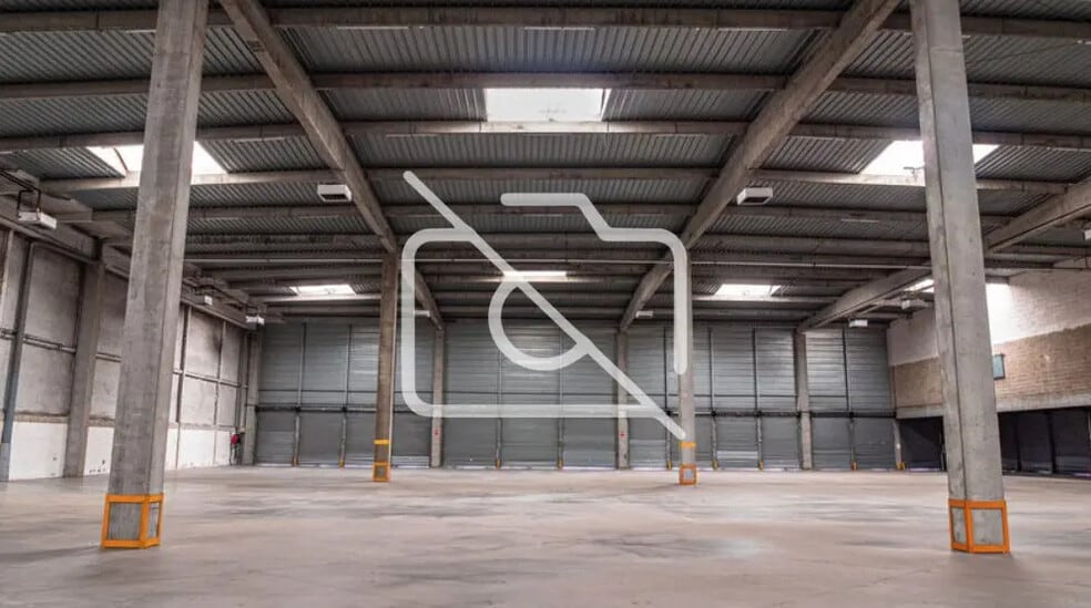 Industrial in Lieusaint to rent - Interior Photo - Image 2 of 3