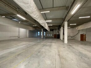 Light Industrial in Villeneuve-la-Garenne to rent Building Photo- Image 1 of 12