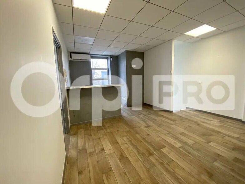Office in Villefranche-sur-Saône to rent - Interior Photo - Image 1 of 12