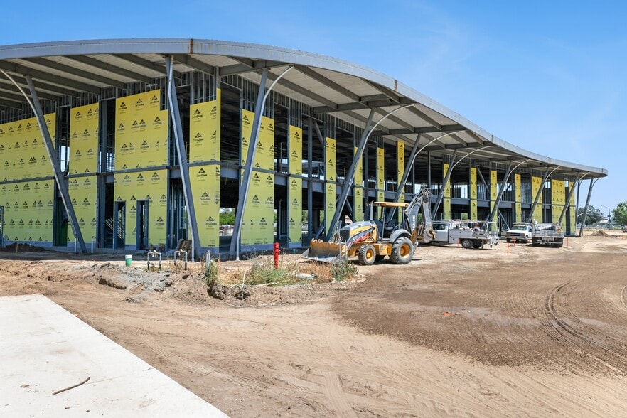 700 W Herndon Ave, Clovis, CA to rent - Building Photo - Image 1 of 6