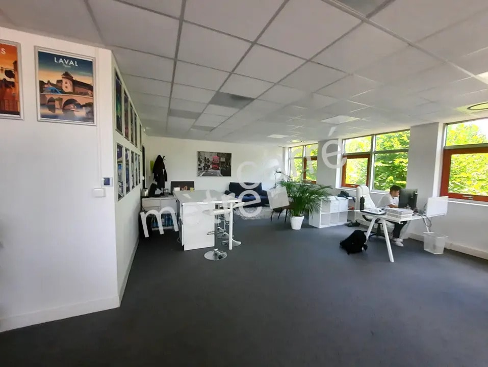 Location Bureaux 121 m² - Photo 1