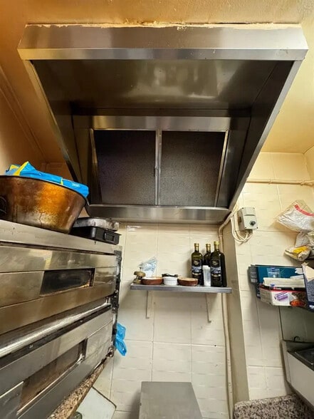 Retail in Paris to rent - Interior Photo - Image 2 of 4