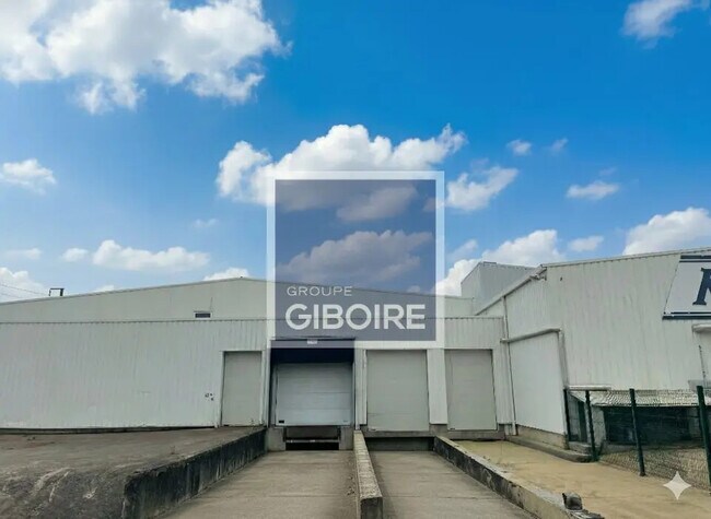 Location Entrepôt 8 700 m²